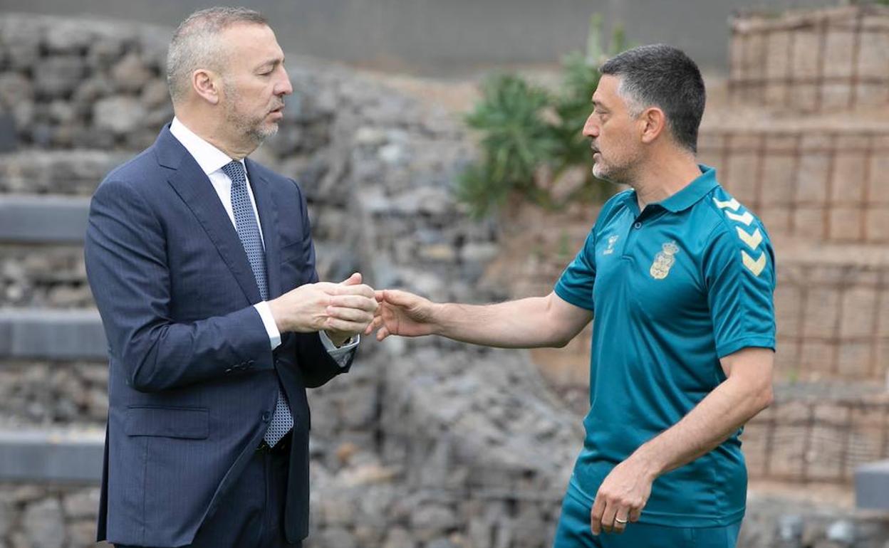 Ramírez, presidente de la UD, departiendo con García Pimienta en Barranco Seco. 
