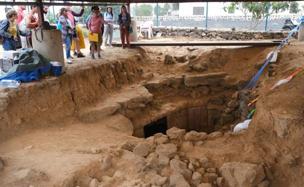 Rosa López, directora de Arenisca y con una carpeta en la mano, explica detalles del acceso a la Cueva de Villaverde. 