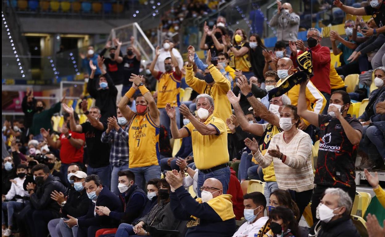 La afición del Gran Canaria aplaude a su equipo en un instante del encuentro ante el Andorra. 