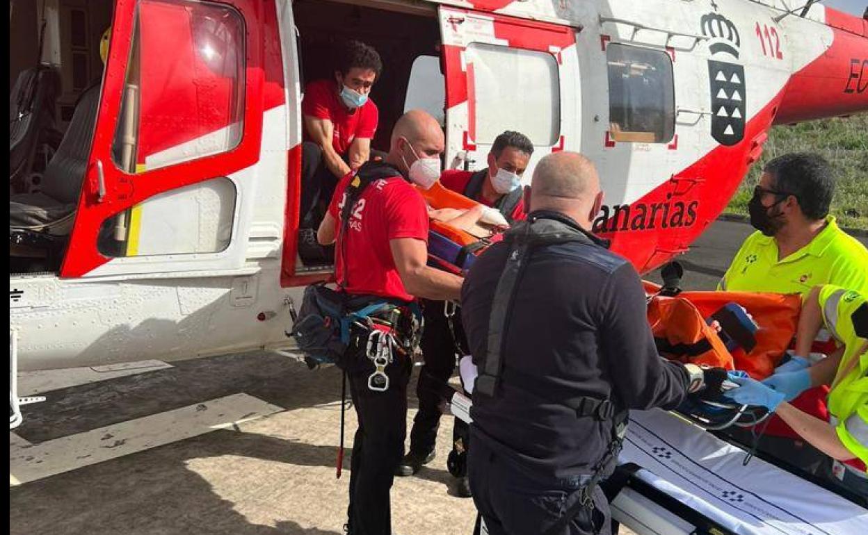 Rescatan en helicóptero a bañista herido tras ser revolcado por una ola en La Palma