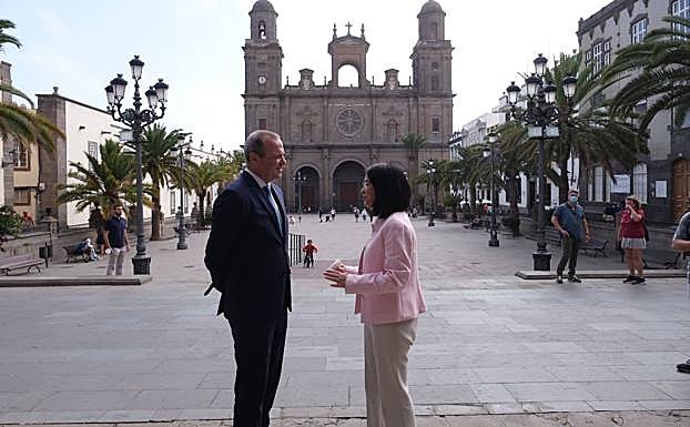 Imagen principal - Carolina Darias y Augusto Hidalgo en el acto de adhesión de hoy. 