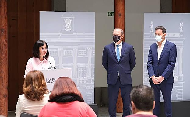 Carolina Darias, ministra de Sanidad, preside el acto de adhesión. 