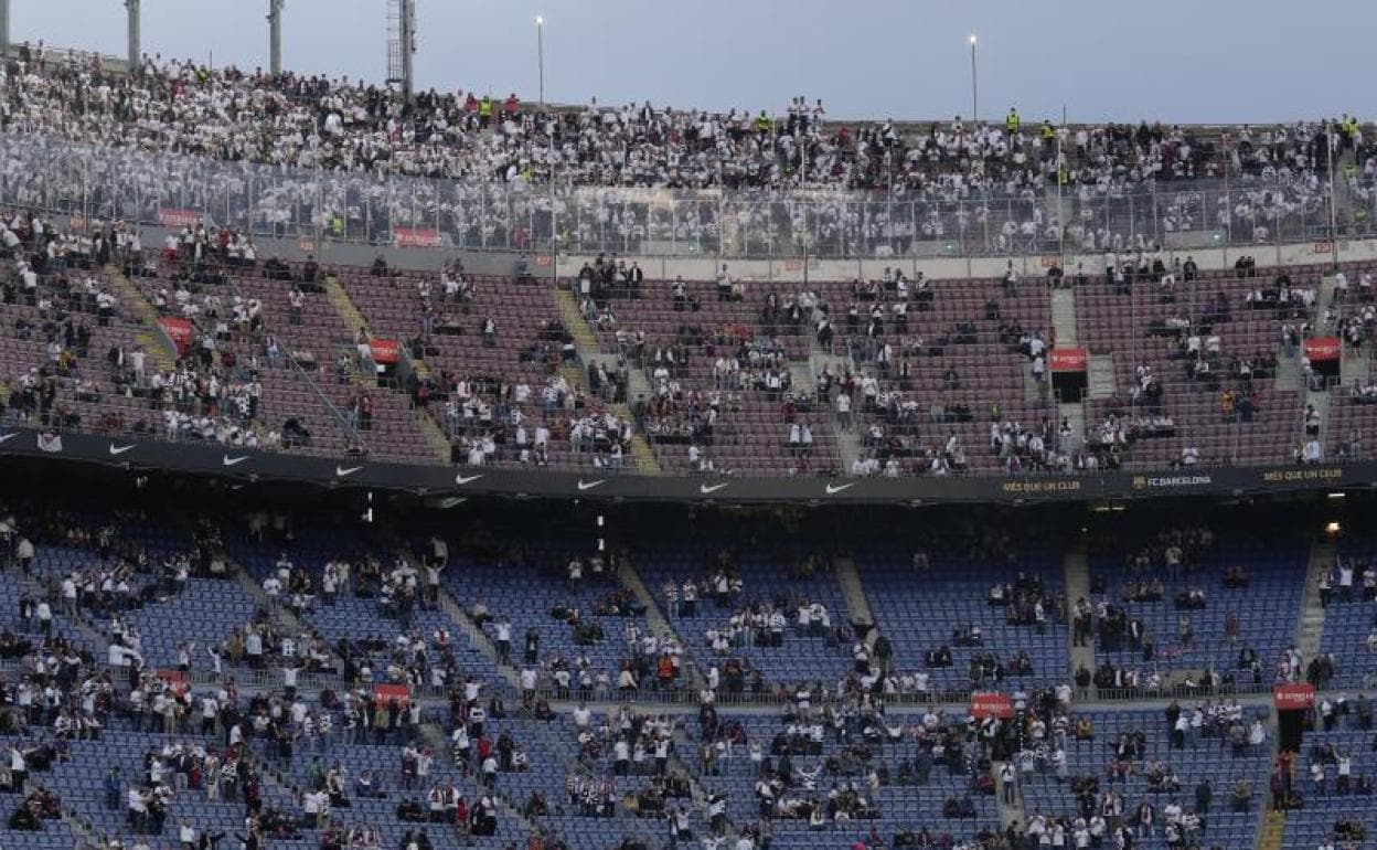 Aficionados del Eintracht, vestidos de blanco en el Camp Nou, antes del inicio del partido. 