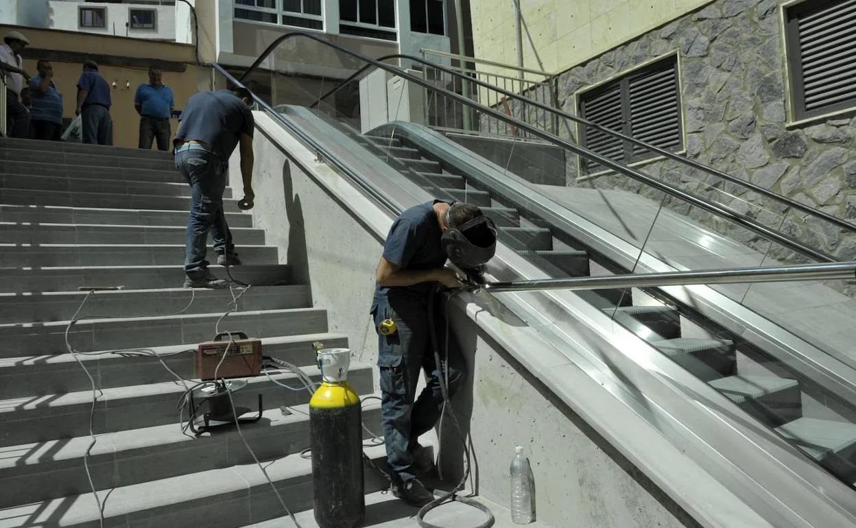 Imagen de archivo de la instalación de las escaleras mecánicas en San Nicolás. 