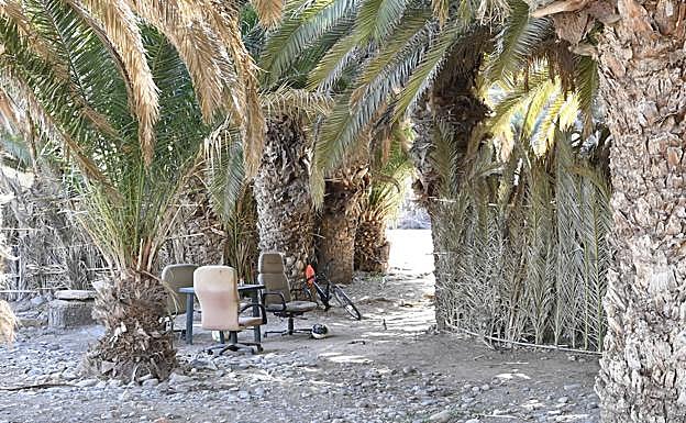 Sillas, bicicletas, hamacas y otros enseres adornan el entorno de las chozas habitadas. 