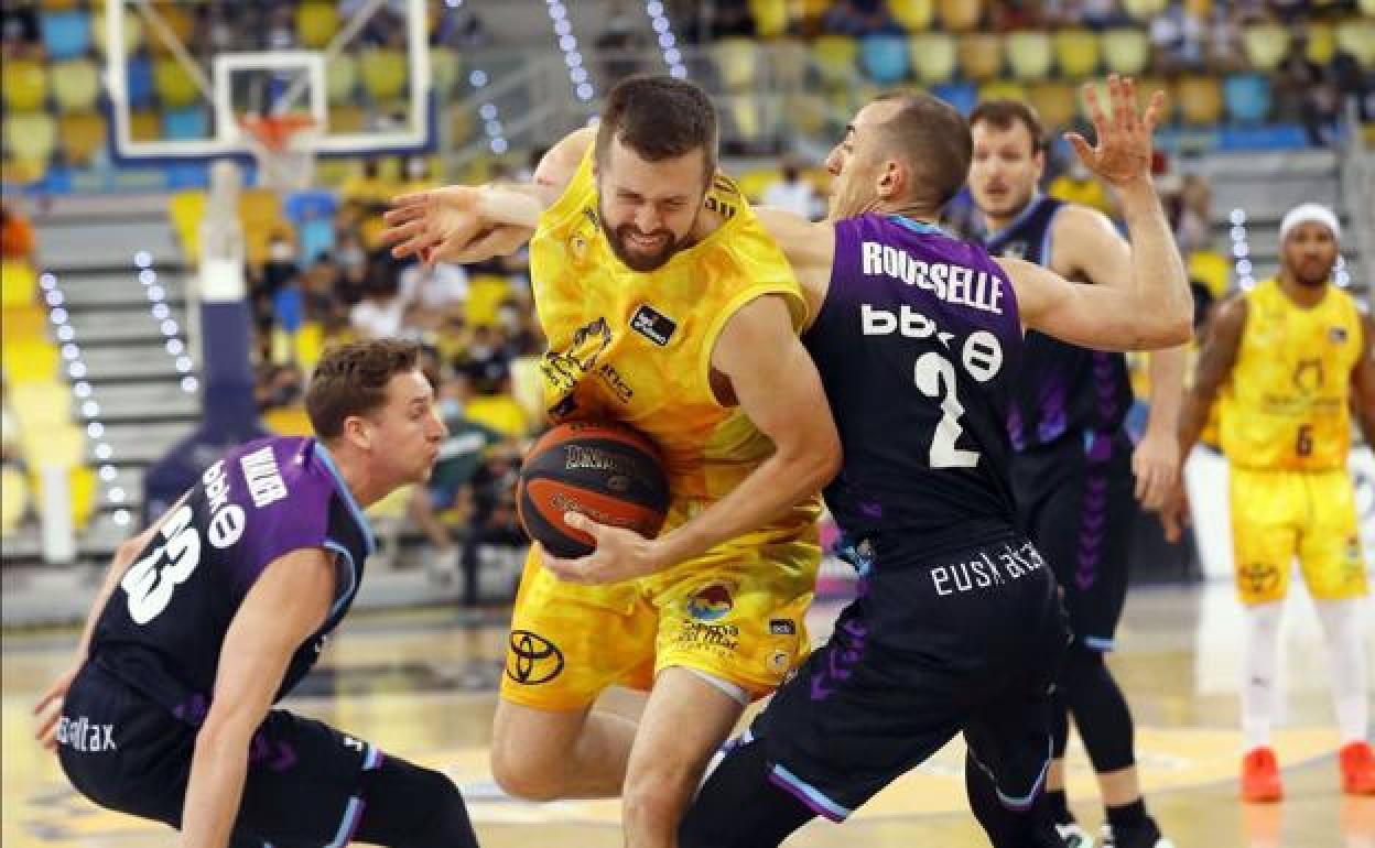 Shurna domina el balón el duelo en el Arena. 