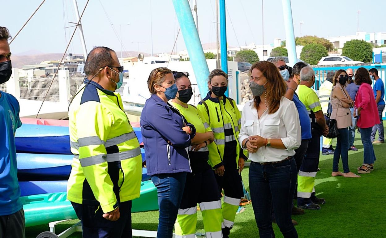Lola García, consejera de área, con un grupo de trabajadores del plan de empleo. 