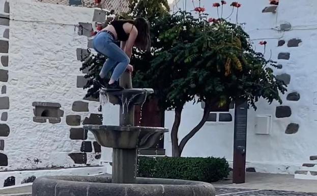 Imagen principal - La Policía identifica a la joven que rompió la fuente histórica de en Telde
