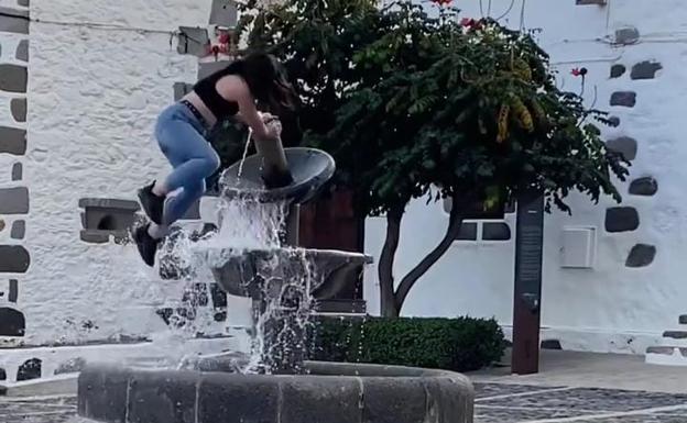 Imagen de la menor cayendo tras subirse a la fuente que está en la Plaza del Convento, en San Francisco. 