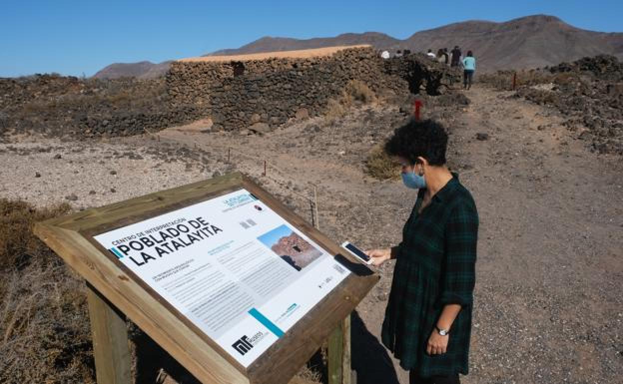 Un panel interactivo, que está al inicio del poblado situado en el municipio de Antigua, dirige la visita por las llamadas casas hondas a través de un código QR. 