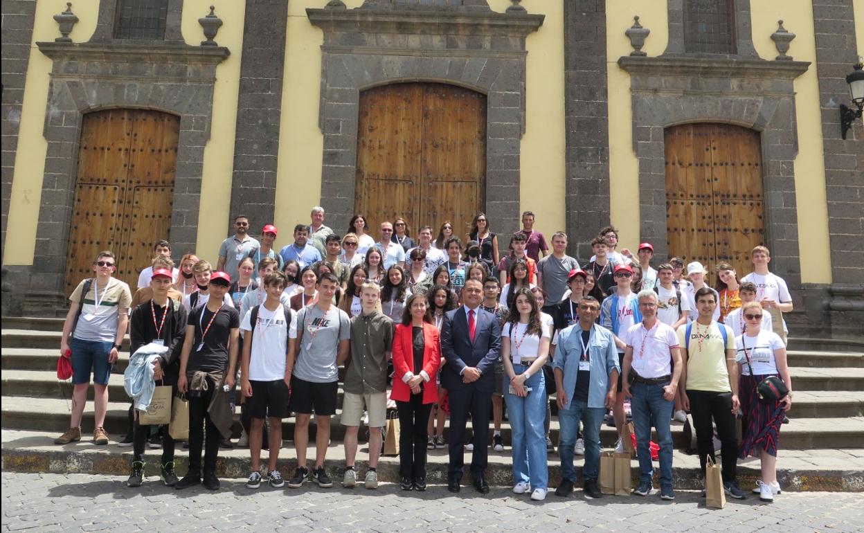 El alcalde y la concejala de Educación, junto a los estudiantes. 
