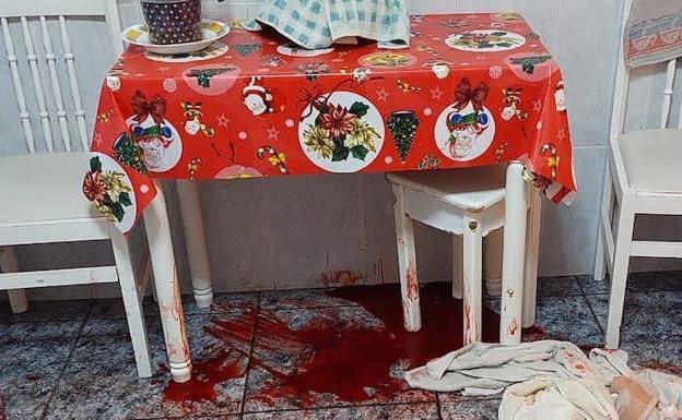 Restos de sangre en la cocina de la vivienda. 