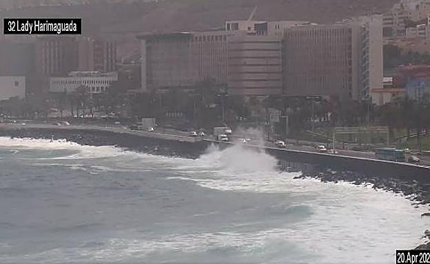 El fuerte oleaje obliga a cerrar el carril derecho de la Avenida Marítima, sentido sur
