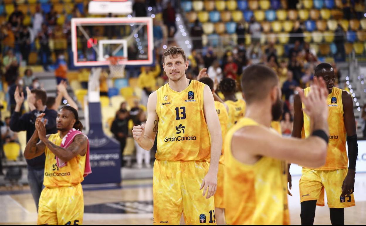 Los jugadores del Gran Canaria celebran con la afición la victoria ante el Slask Wroclaw y el pase a cuartos. 
