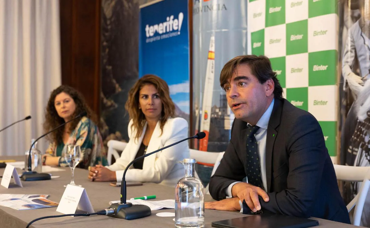 Miguel Ángel Suárez, junto a las responsables de Turismo de Cádiz y Tenerife. 