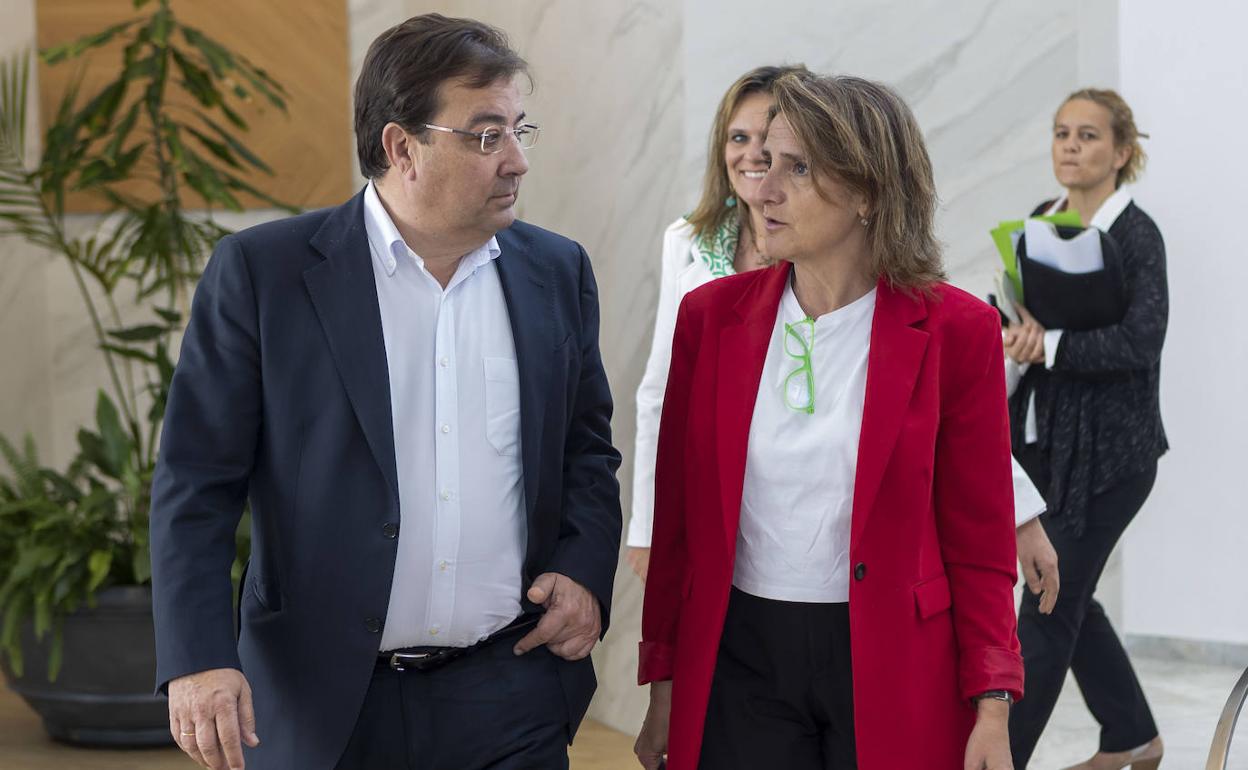 La ministra Teresa Ribera junto al presidente de Extremadura, Guillermo Fernández-Vara. 