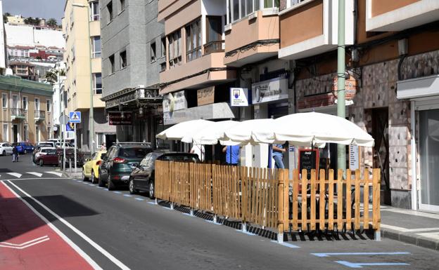 El número de plazas de zona azul ocupadas por terrazas exprés en la capital grancanaria se reduce a 28