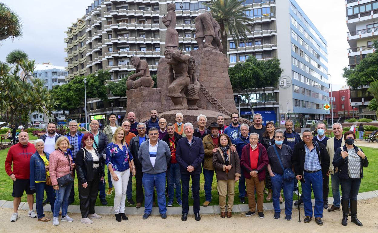 La Plaza de España se estrena como escenario para el folclore canario