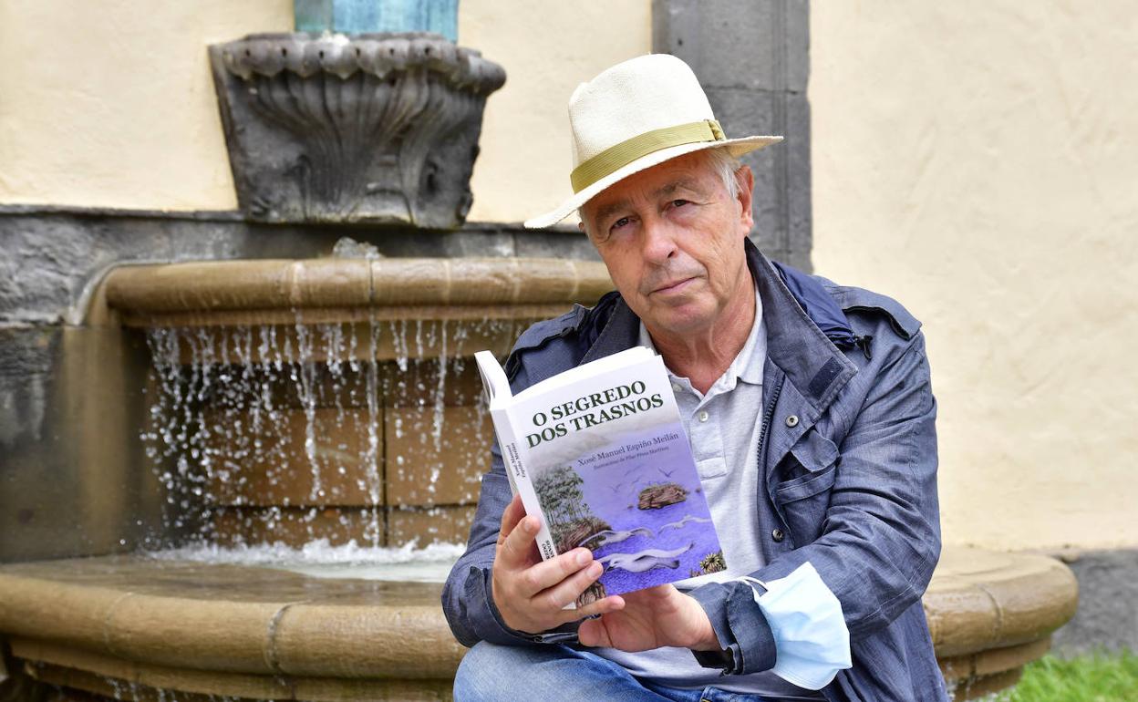 José Manuel Espiño, con un ejemplar de su nueva novela. 