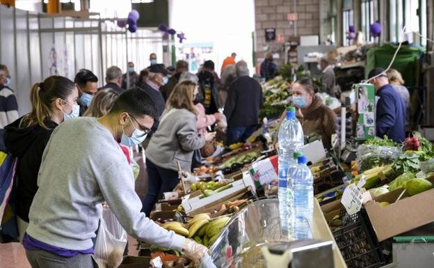 Los puesteros que siguen en la segunda nave del Mercado Agrícola de San Mateo.