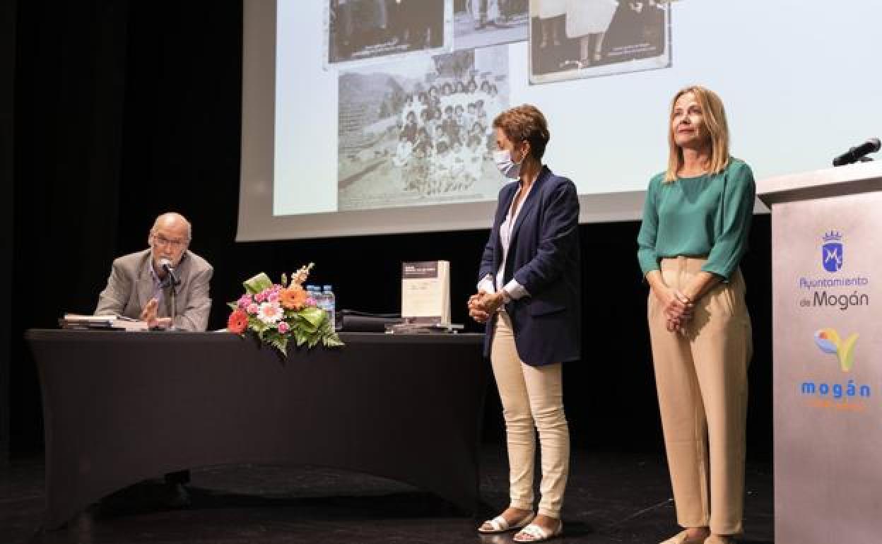 Rodríguez Calleja, durante la presentación del libro y en presencia de Onalia Bueno y Consuelo Díaz. 