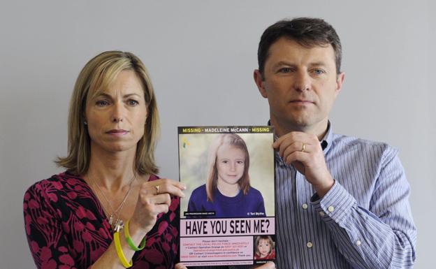 Kate y Gerry McCann sosteniendo una imagen policial que muestra a su hija con una edad avanzada.