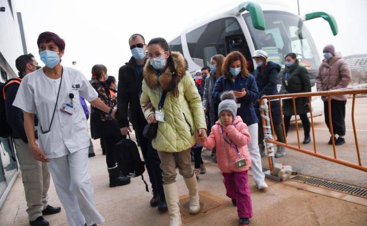 El Hospital Isabel Zendal recibe un nuevo autobús con refugiados ucranianos.
