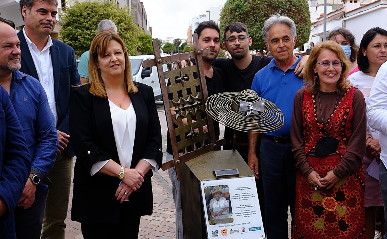 Daniela Plotegher, presidenta de la Asociación de Empresarios de Puerto del Rosario, y la familia de la artesana, con la escultura. 