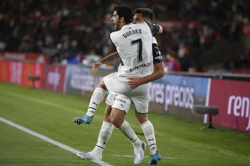 Guedes abraza a Hugo Duro tras el gol del Valencia que igualó la final antes del descanso.