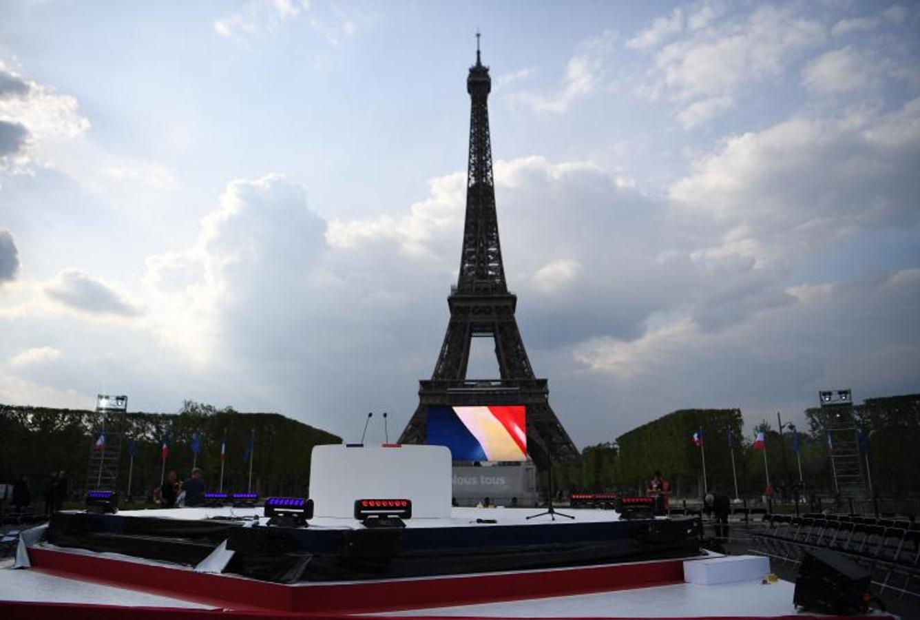 Escenario preparado de la candidatura de Macron para dirigerse a los franceses tras los resultados. 