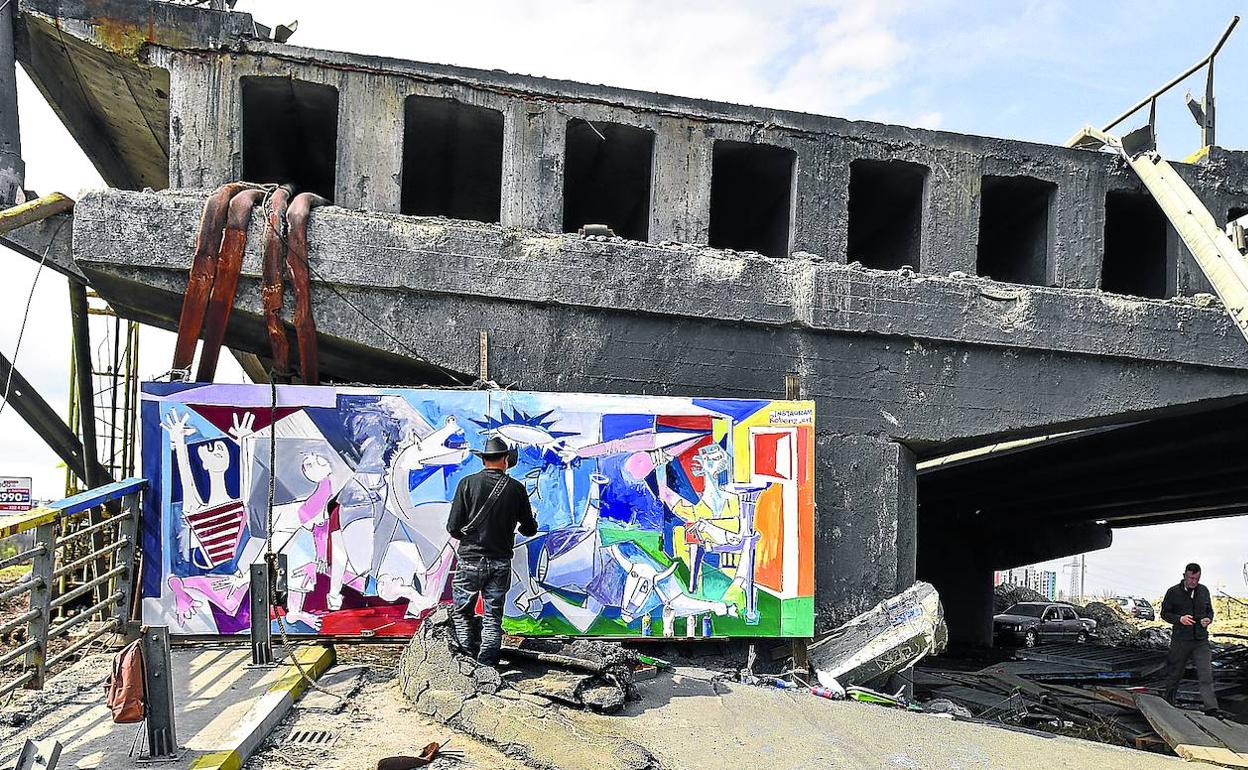 El artista mexicano Roberto Márquez ha reproducido el 'Guernica' de Picasso en un puente destruido por los bombardeos rusos en Irpín.