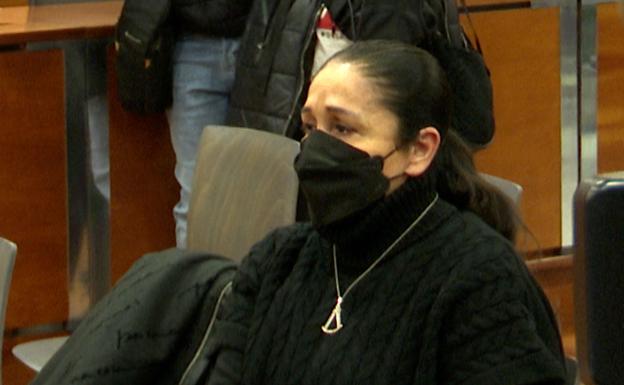Isabel Pantoja sentada en el banquillo en el interior del juicio por un posible delito de insolvencia punible.