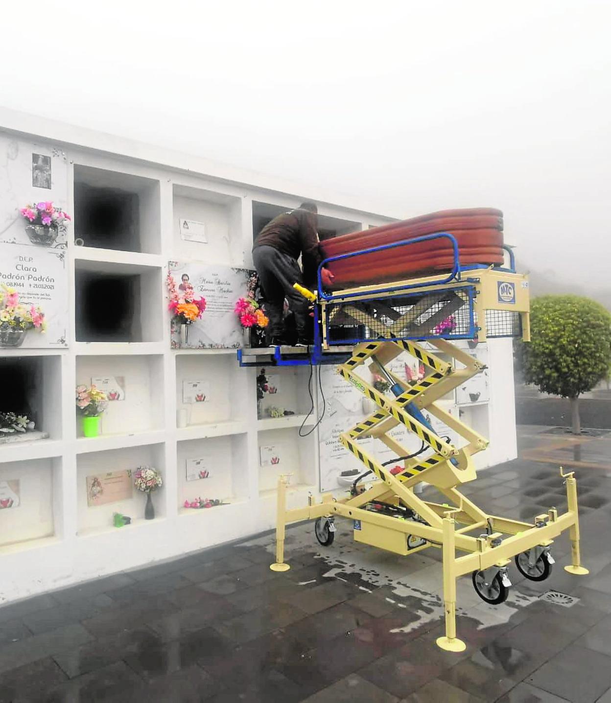 Sobre estas líneas, entierro del menor fallecido en una patera que llegó a El Hierro el pasado mes de marzo. Fallecieron otras 25 personas que fueron arrojadas por la borda. A la derecha, tumbas en el cementerio de Arrecife. 