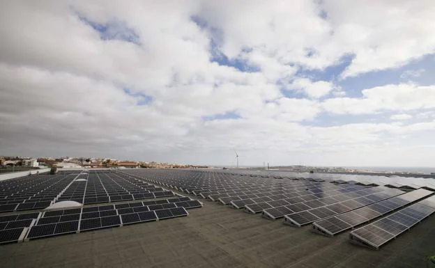 Instalación de autoconsumo fotovoltaico en el centro logístico de HiperDino en Telde (Gran Canaria)