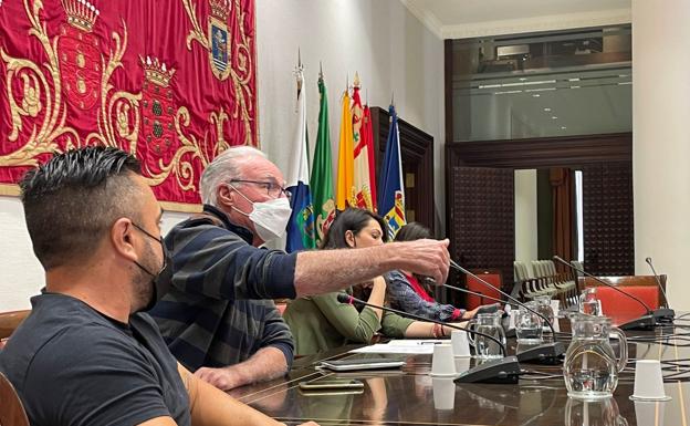 Pablo Agriela (i) y Antonio Sosa (d) exponiendo los problemas de no tener fibra en el Parlamento canario. 