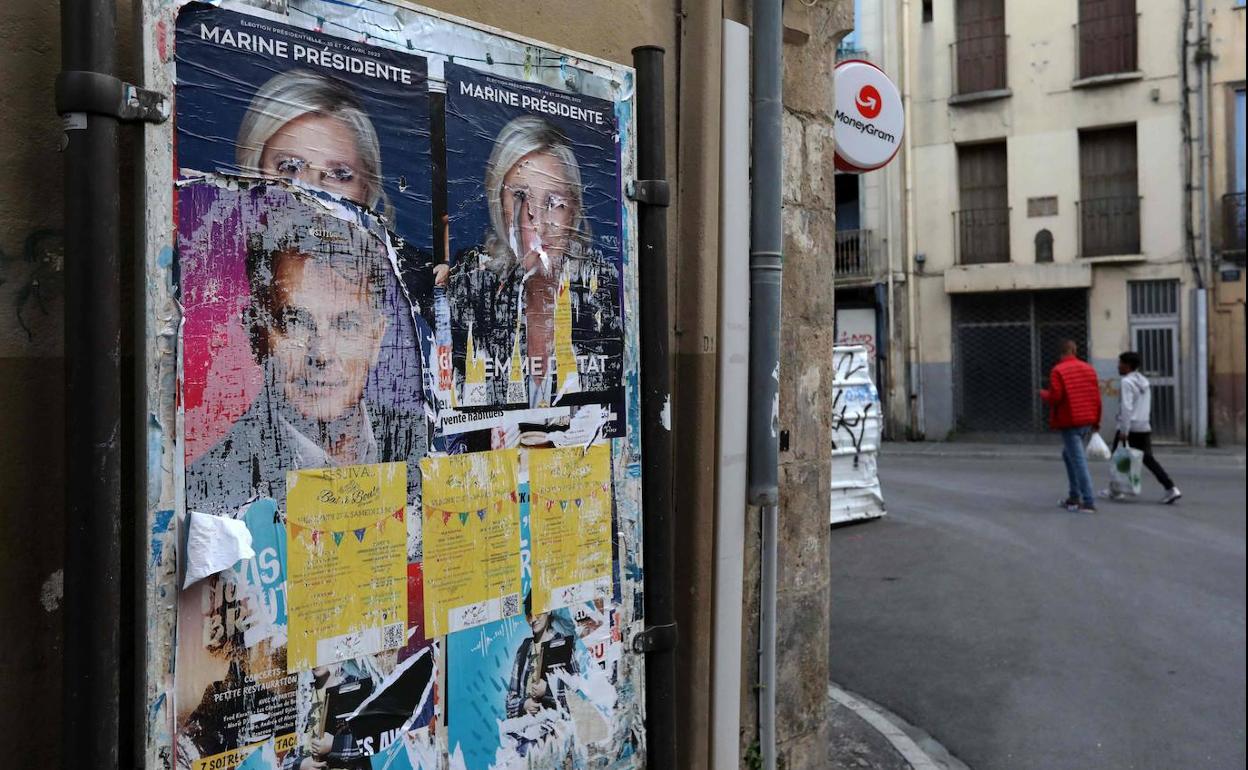 Restos de los carteles con los candidatos a las pasadas elecciones francesas, en una calle de Perpignan.