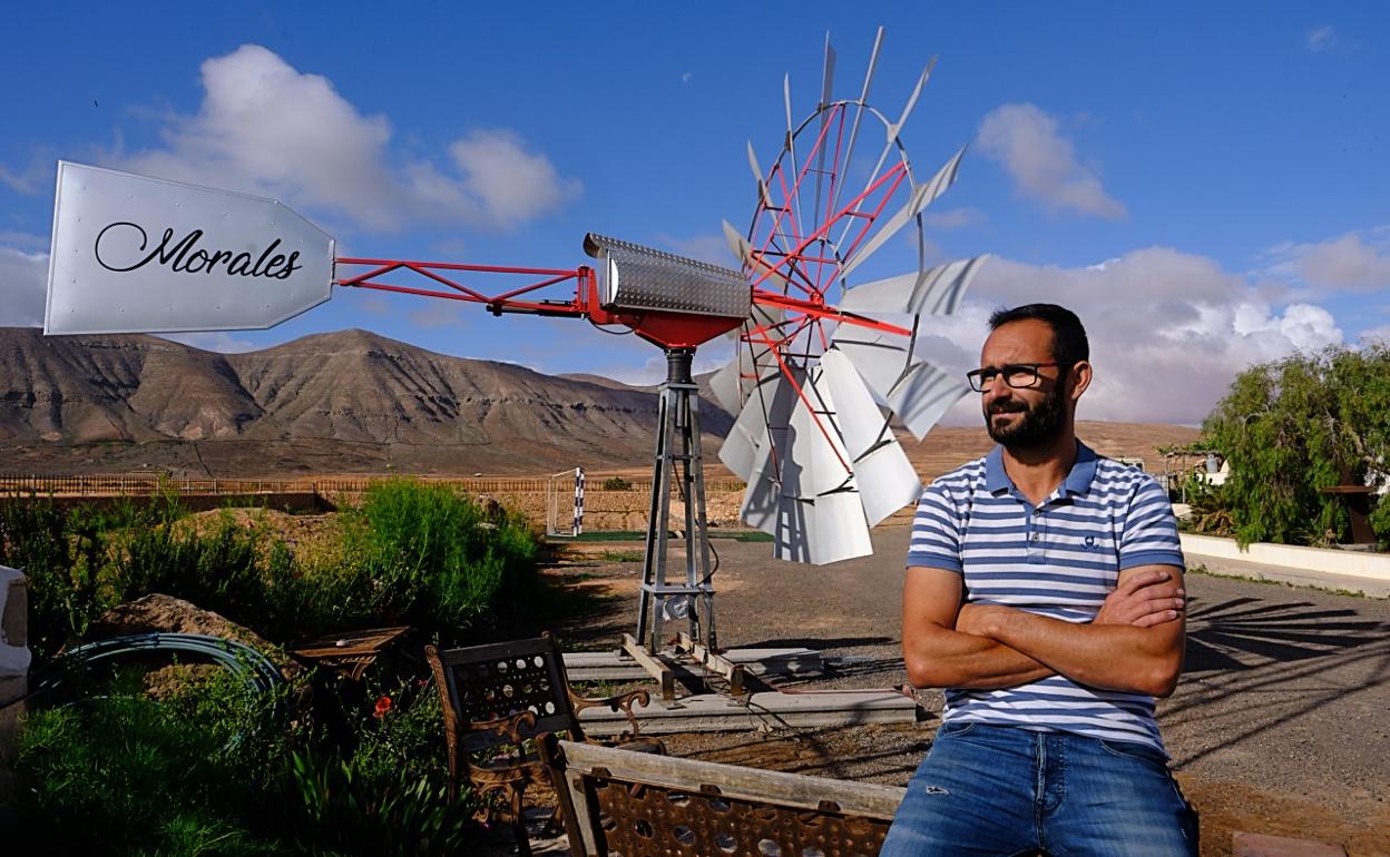 Raúl Morales Fernández, en su casa de Tesjuate, con su molino americano y el Norte de Goroy al fondo. 