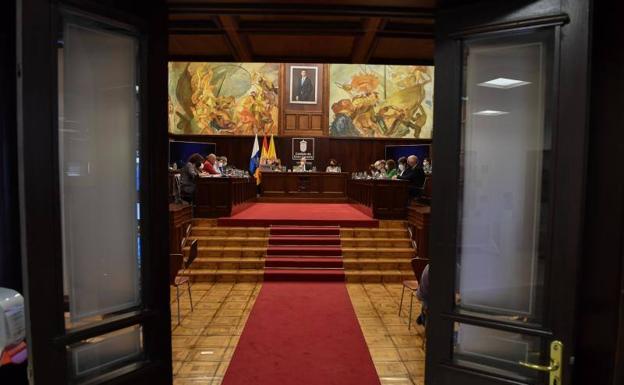 El pleno del Cabildo volvió ayer a ser presencial tras dos años de covid. 