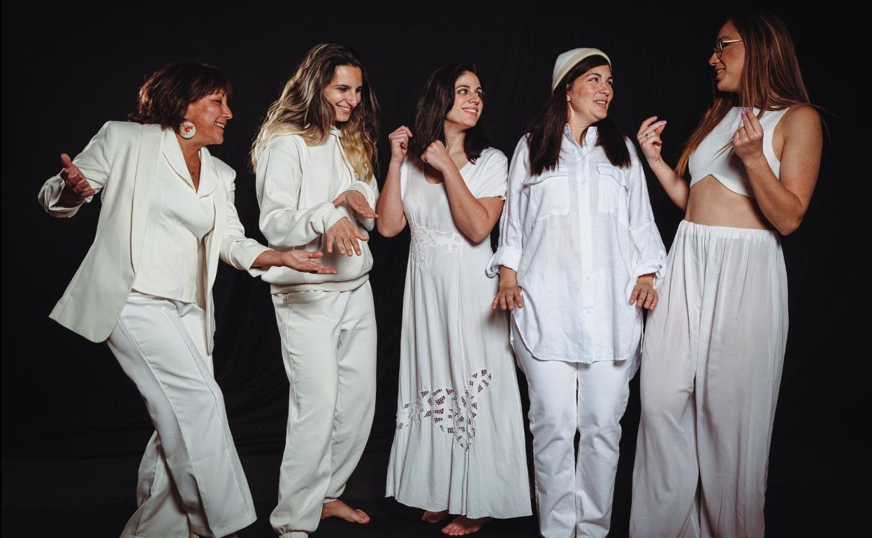 De izquierda a derecha, Yanara Moreno, Filomena Martignetti, Andrea Zogbhi, Rosa Escrig y Saray Castro, las actrices de 'Tamora'. 