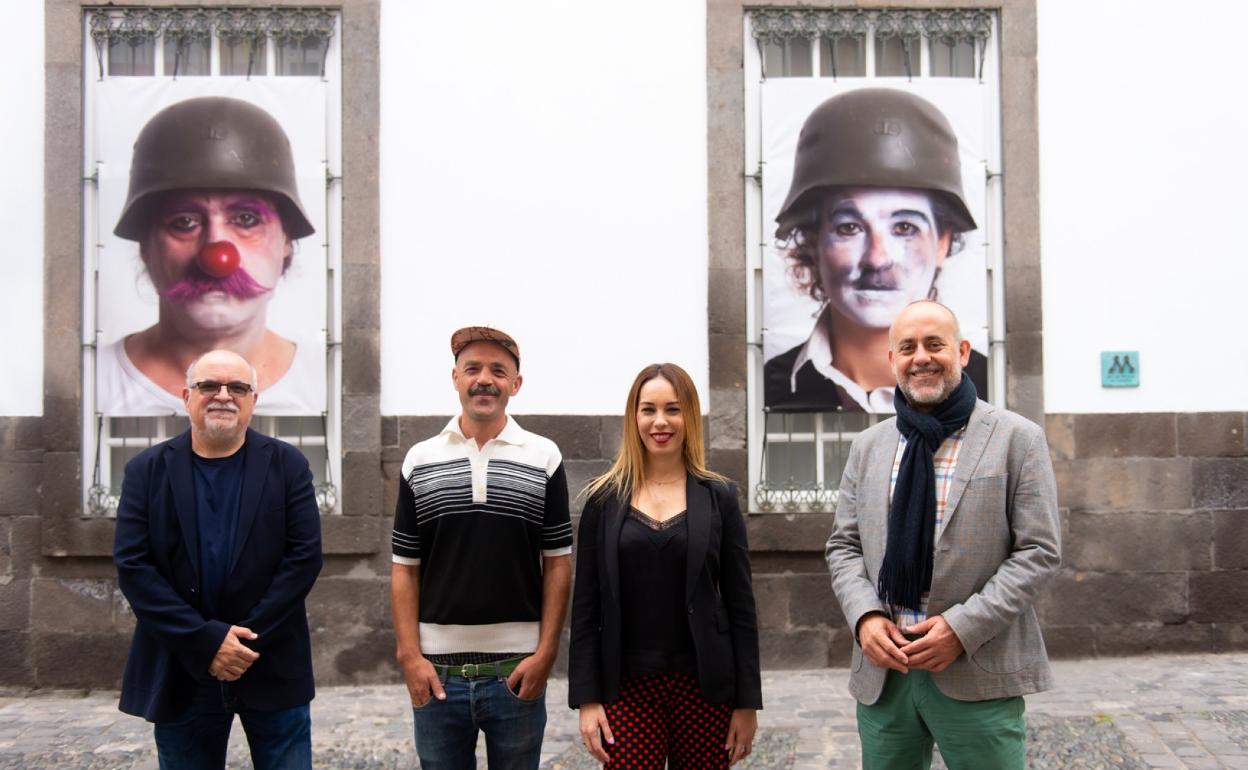 De izquierda a derecha, Orlando Britto, Alexis W, Guacimara Medina y Francisco Bravo de Laguna, delante de dos de las fotografías del artista. 