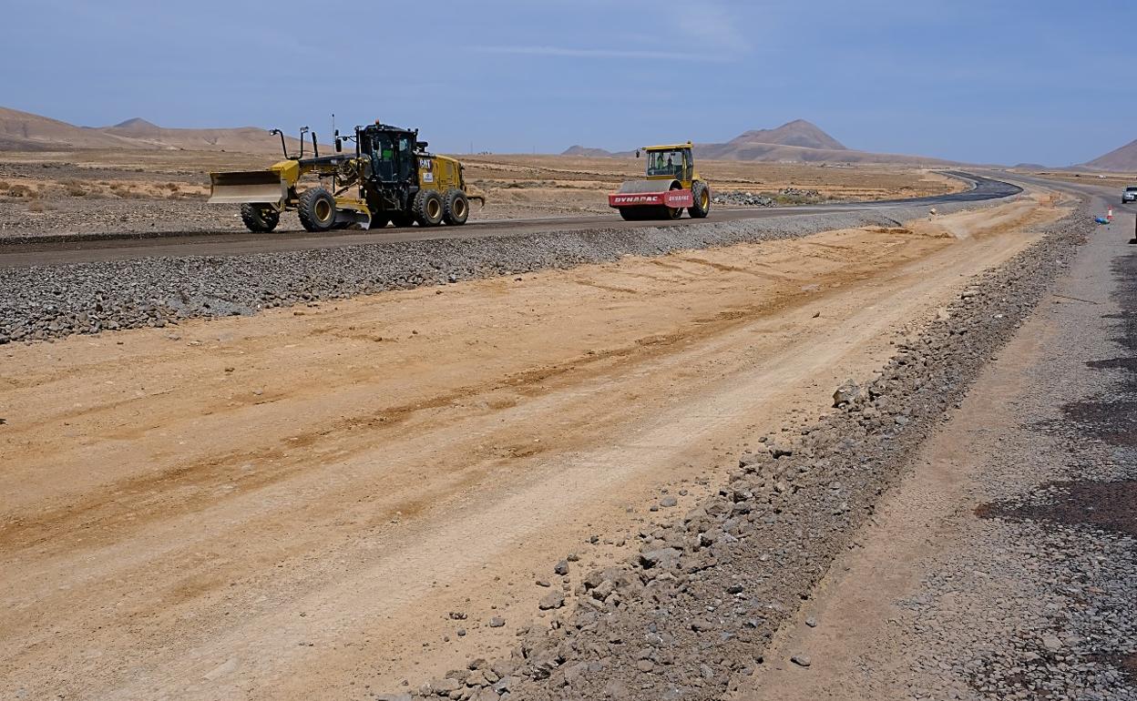 Maquinaria trabajando en el firme de la autovía a la altura de La Caldereta, en el municipio de La Oliva. 