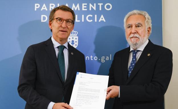 Alberto Núñez Feijóo presenta su renuncia al presidente del Parlamento de Galicia, Miguel Santalices.