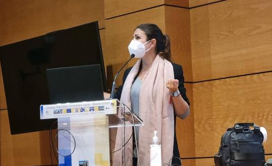 Carolina Perera, responsable del registro MAV en Santa Cruz de Tenerife, impartiendo un curso sobre testamento vital en la capital grancanaria. 