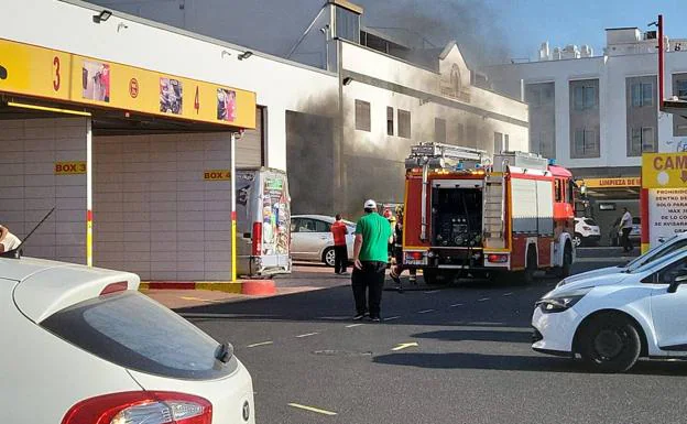 Incendio en el interior de un taller en Arrecife