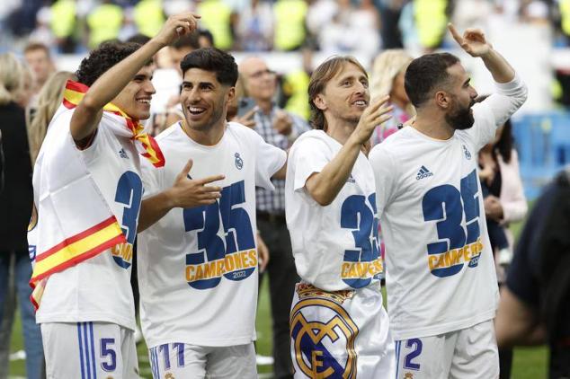 Vallejo, Asensio, Modric y Carvajal, durante la celebración en el Bernabéu.