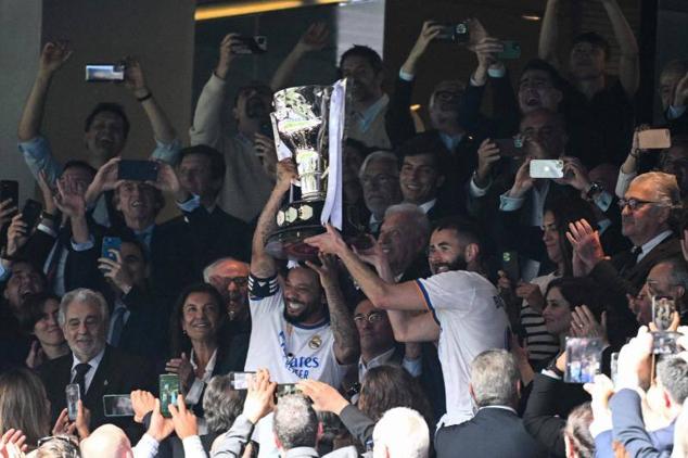 Marcelo y Benzema levantan el trofeo al campeón de Liga.