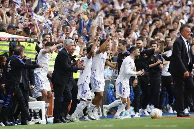 Celebración en el banquillo del Madrid nada más acabar el partido.