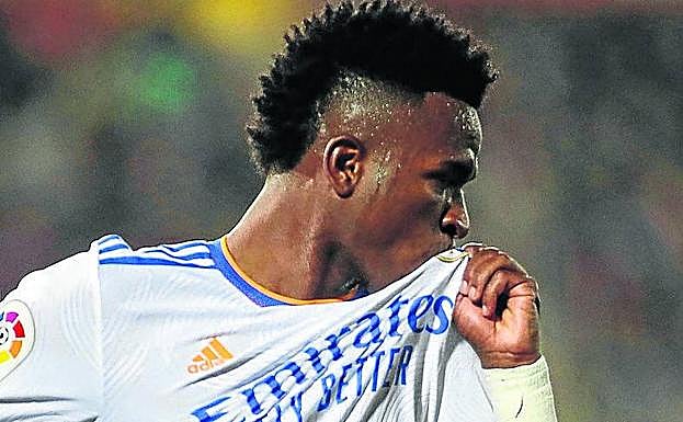 Vinicius besa el escudo tras marcar un gol. 