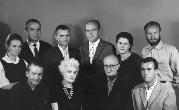 Totoyo (abajo a la derecha) junto a sus padres y hermanos. 