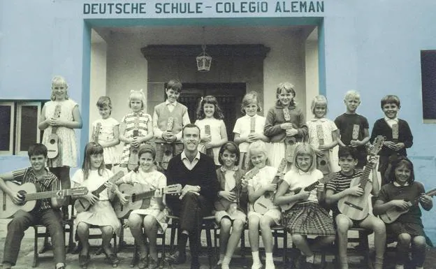 Totoyo Millares junto a sus alumnos de timple en el Colegio Alemán. 